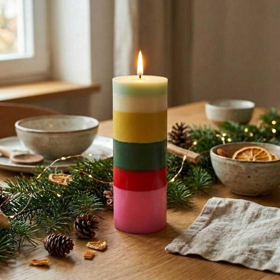 Große bunte Kerze Vorfreude