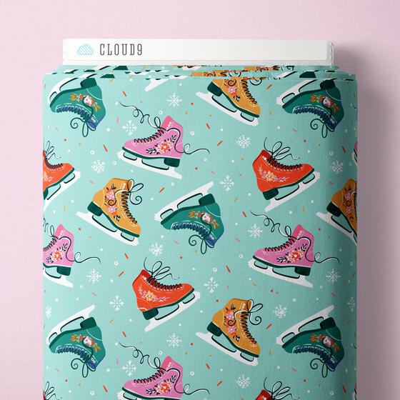 Skate to Be Turquoise Bio-Baumwollstoff mit Schlittschuh-Motiv von Cloud9 Fabrics