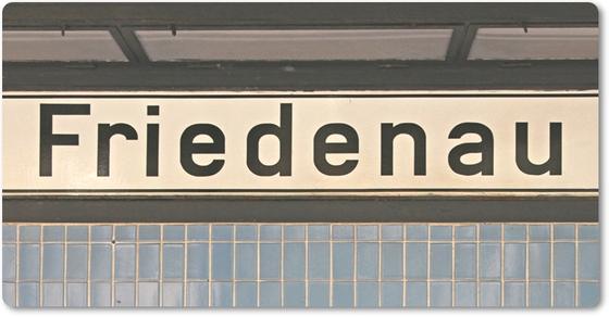 Berlin Kühlschrankmagnet S-Bahnhof Friedenau - schwarzer Schriftzug auf weissem Grund mit hellblauen Fliesen