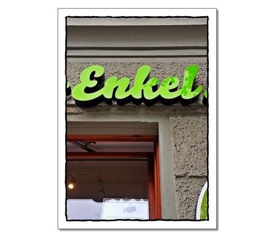Klassische Postkarte - Nahaufnahme eines Ladenschildes. Das Foto zeigt das Wort Enkel.