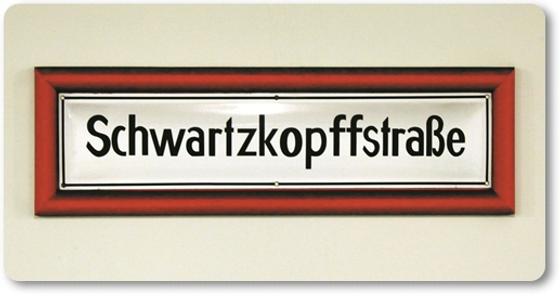 U-Bahnhof Schwartzkopffstraße Kühlschrankmagnet - schwarze Schrift auf weißem, traditionellem U-Bahnschild mit dickem, rotem Rahmen
