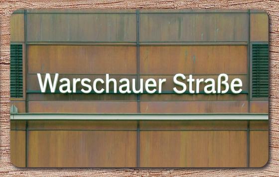 S-Bahnhof Warschauer Straße Frühstücksbrettchen - weiße Lettern auf rostfarbenem 