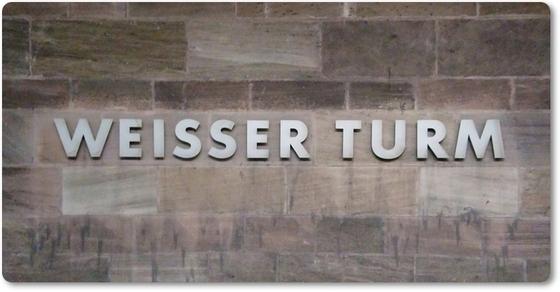 U-Bahn-Magnet Weisser Turm Nuernberg der Linien in der originalgetreuen Stations-Gestaltung -  angedunkelter monumentaler Kalksandstein mit silbergrauem Schriftzug in Grossbuchstaben