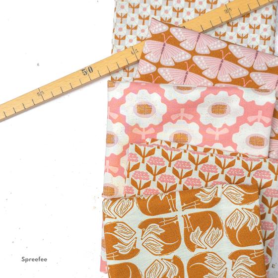 Fox & Flutter von Loes van Oosten für Cotton + Steel mit modernen grafischen Waldmotiven wie dem Square Fox in ruhigen Denimblau-, Rosé- und Grautönen. Ideal für besondere Taschen, Accessoires und Kleidung.