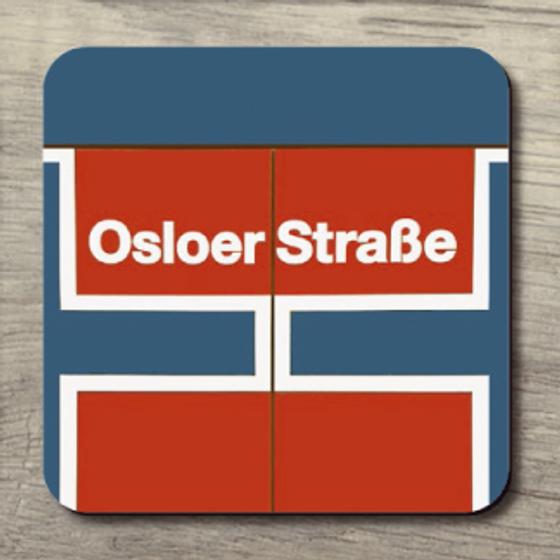 U-Bahnhof Osloer Straße - weiße Schrift auf Hintergrund in rot-blau und weiß