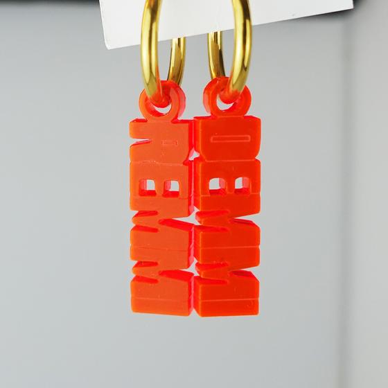 goldmarie Ohrringe REMMI DEMMI - Plexi Schriftzug - neon orange - 2,5 cm
