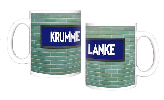 U-Bahnhof Krumme Lanke Kaffeetasse - weiße Schrift auf blauem Schild, vor grün-blauer Fliesenwand