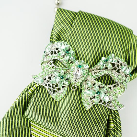 goldmarie Schmuck-Krawatte mit Strass-Schleife - Vintage Krawatte recycelt - lind grün - upcycling Unikat