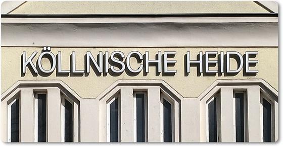 S-Bahn-Kühlschrankmagnet Köllnische Heide Weisse schrift mit Schatten auf beigem Hintergrund mit Fenstern darunter