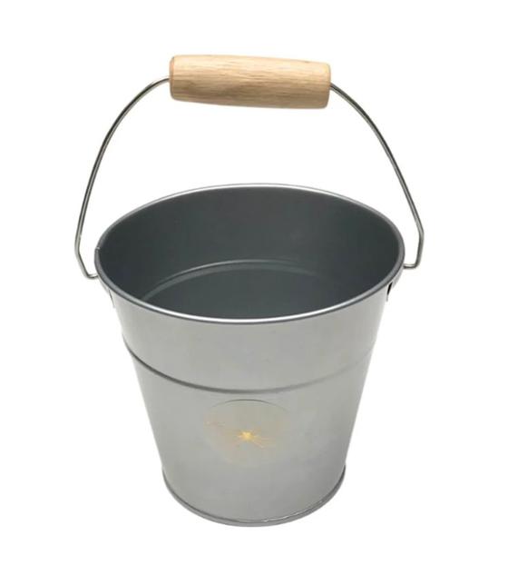 by Astrup Wasser und Futtereimer