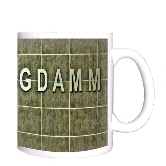 U-Bahnhof Mehringdamm Kaffeetasse - silberne Lettern auf grün-grauer Fliesenwand mit Steinoptik