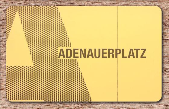 U-Bahnhof Adenauer Platz U-Bahn Souvenir Frühstücksbrettchen Berlin - schwarze, schlichte Schrift auf zitronengelbem Untergrund mit angeschrägtem, schwarzem Punkt-Raster