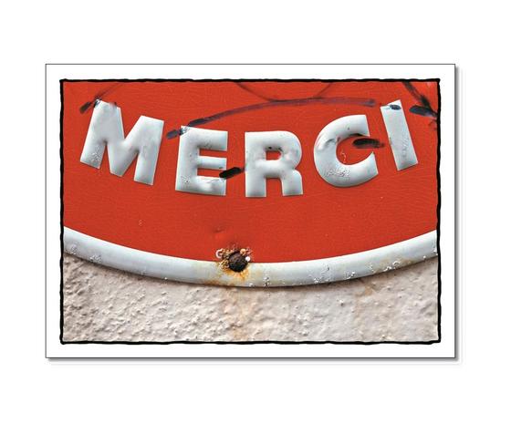 Klassische Postkarte - Nahaufnahme eines runden Metallschildes mit der Aufschrift: Merci. 