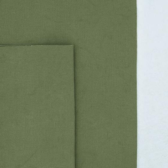 Schwerer gewaschener Canvas mit weicher Haptik und natürlicher Struktur für Taschen und Wohnaccessoires.
