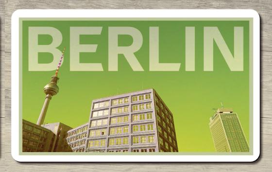 Berlin Schriftzug mit Hellgrüner Hintergrund darunter Alexanderplatz Plattenbau und Fernsehturm