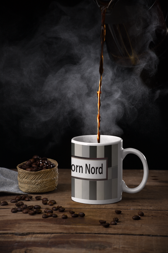 U-Bahn Hamburg - Langenhorn Nord - schwarze Schrift auf weißem Schild auf grau-weiß-schwarzem Fliesenmuster - Tassen links und rechts