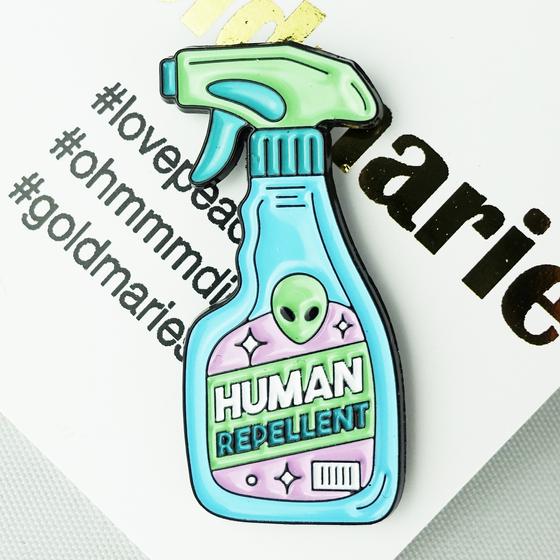 goldmarie Retro Pin HUMAN REPELLENT - hellblau-mint