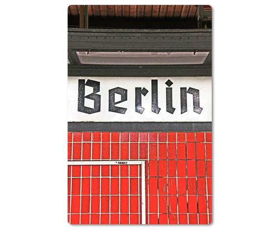 Foto eines alten Berlin Schriftzuges mit roten Fliesen. 
