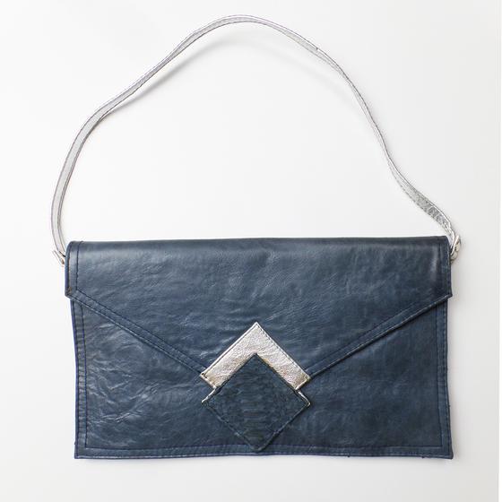goldmarie Handtasche FLAT BAG Leder Vintage Look dunkelblau-silber 30x18cm