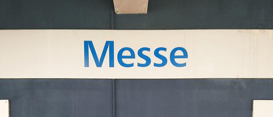 U-Bahn-Tasse Nuernberg Bauernfeinstrasse der Linie U1 in der originalgetreuen Stations-Gestaltung - hellblaue Schrift auf weißem Streifen auf dunkelblauem Betonhintergrund mit Dachbalken