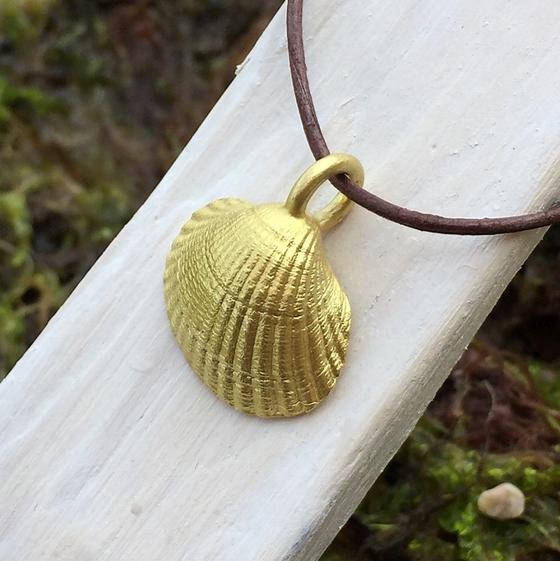 anhaenger-große-herzmuschel-750-gelbgold