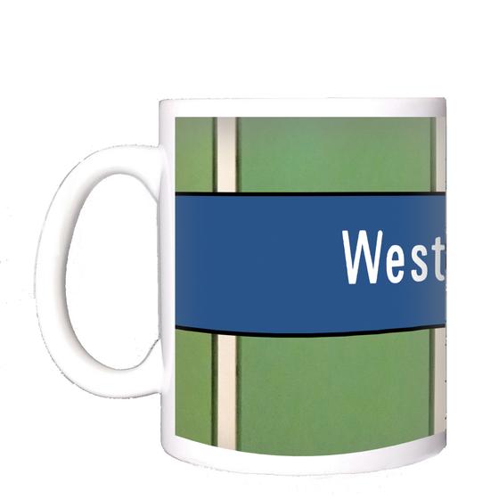 U-Bahnhof Westpark Kaffeetasse - weiße Schrift auf blauem Streifen, auf grün-türkiser Wand mit weißen Längsstreifen