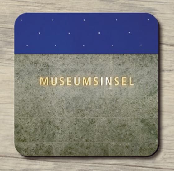 U-Bahnhof Museumsinsel - goldene Schrift auf Stein oben blaue Wand