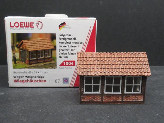 Loewe 1004 Wiegehäuschen Fertigmodell Polyresin Modell gealtert Spur H0 OVPLoewe 1004 Wiegehäuschen Fertigmodell Polyresin Modell gealtert Spur H0 OVP