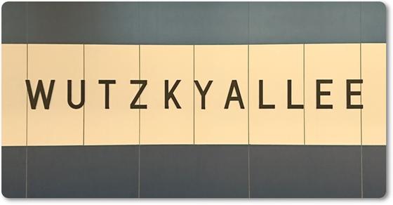 U-Bahnhof Wutzkyallee Magnet - originalgetreue Stationsgestaltung, schwarze, schmale Schrift auf weißem Schild, vor blau-schwarzem Hintergrund