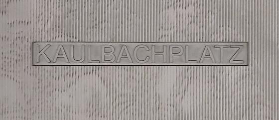 U-Bahn-Tasse Nuernberg Kaulbachplatz der Linie U3 in der originalgetreuen Stations-Gestaltung - grauer Beton mit reliefartiger Schrift ebenfalls Beton