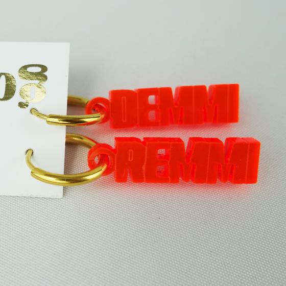 goldmarie Ohrringe REMMI DEMMI - Plexi Schriftzug - neon orange - 2,5 cm