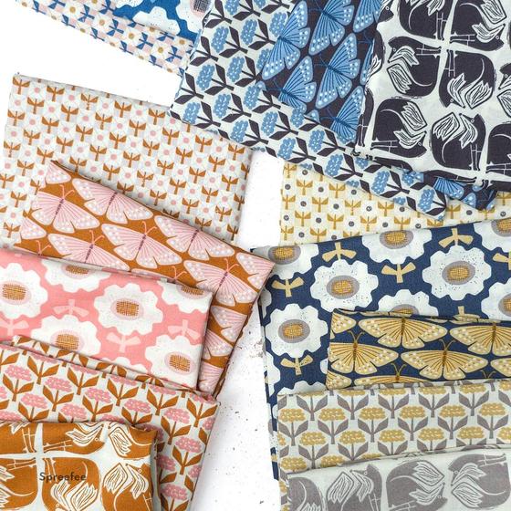 Fox & Flutter von Loes van Oosten für Cotton + Steel mit modernen grafischen Waldmotiven wie dem Square Fox in ruhigen Denimblau-, Rosé- und Grautönen. Ideal für besondere Taschen, Accessoires und Kleidung.