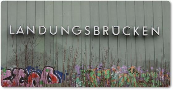 U-Bahnhof Landungsbrücken Kühlschrankmagnet - weiße Schrift auf grünem Blech darunter graffitties