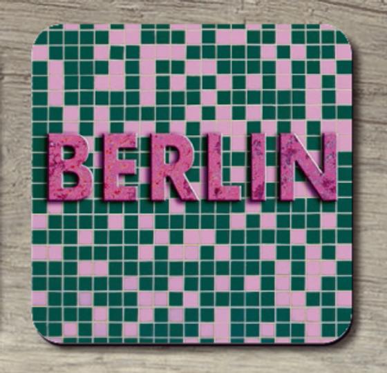 Berlin Schriftzug Untersetzer pinke Schrift  auf grün rosa Kacheln