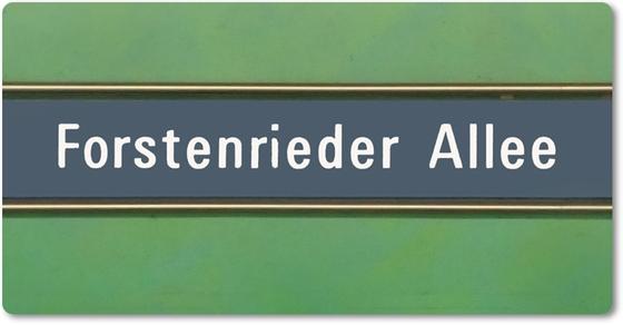 U-Bahnhof Forstenrieder Allee Kühlschrankmagnet - weiße Schrift auf blauem Streifen, mit goldener Umrandung, vor grünem Hintergrund
