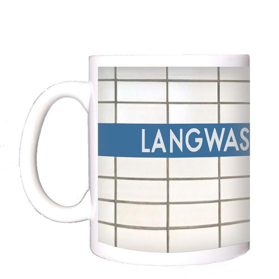 U-Bahn-Tasse Nuernberg Langwasser-Süd der Linie U1 in der originalgetreuen Stations-Gestaltung - weisser Fliesenspiegel mit weisser Schrift auf hellblauem Streifen