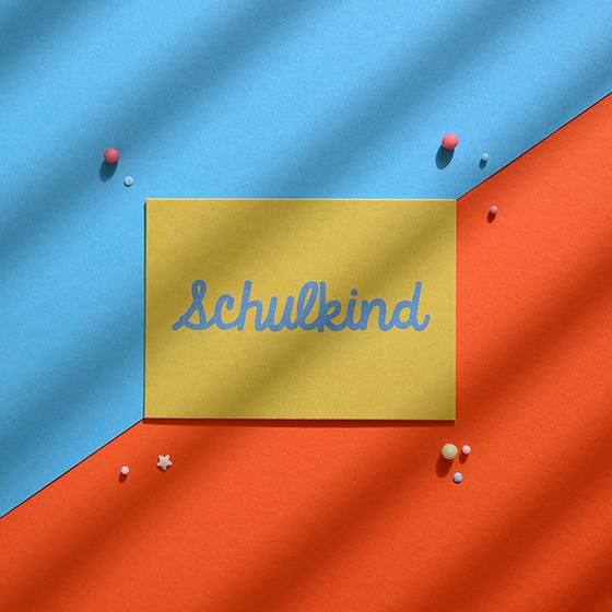 ava&yves Postkarte - Schulkind Gelb Türkis