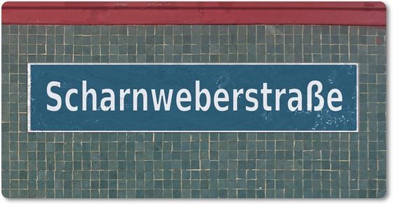 U-Bahnhof Scharnweberstraße - weiße Schrift auf blauem Schild auf grauen Fliesen oben ein roter Balken