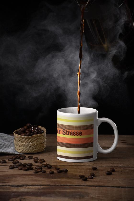U-Bahnhof Konstanzer Strasse Kaffeetasse - schwarzer Schrift auf rot-schwarz-gelbem Mosaikhintergrund