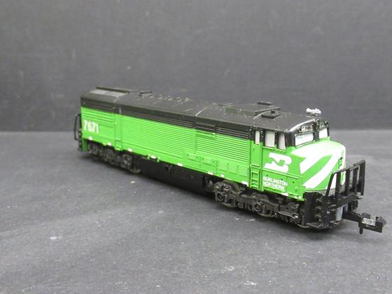 Minitrix 2049 US Diesellok GE U30C N Nr. 7671 Burlington Northern Spur N
