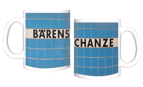 U-Bahn-Tasse Nuernberg Baerenschanze der Linie U1 in der originalgetreuen Stations-Gestaltung - royalblaue quadratische Fliesen mit schwarzer Schrift auf weissem Streifen