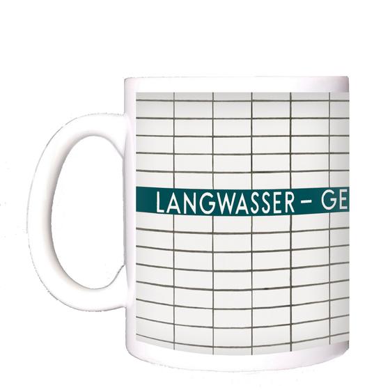 U-Bahn-Tasse Nuernberg Langwasser-Süd der Linie U1 in der originalgetreuen Stations-Gestaltung - weisser Fliesenspiegel mit weisser Schrift auf petrolfarbenem Streifen