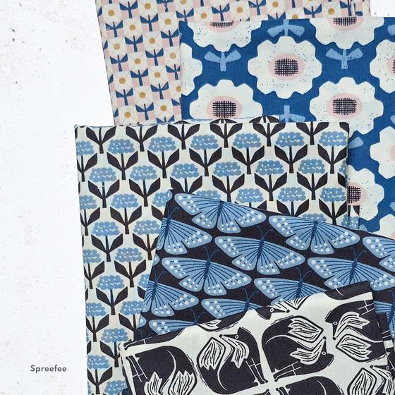 Fox & Flutter von Loes van Oosten für Cotton + Steel mit modernen grafischen Waldmotiven wie dem Square Fox in ruhigen Denimblau-, Rosé- und Grautönen. Ideal für besondere Taschen, Accessoires und Kleidung.
