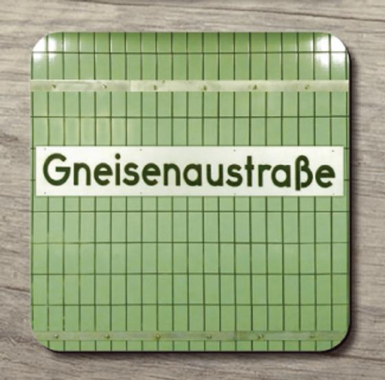 U-Bahnhof Gneisenaustraße - schwarze Schrift auf weißem Schild im Hintergrund grüne Fliesen