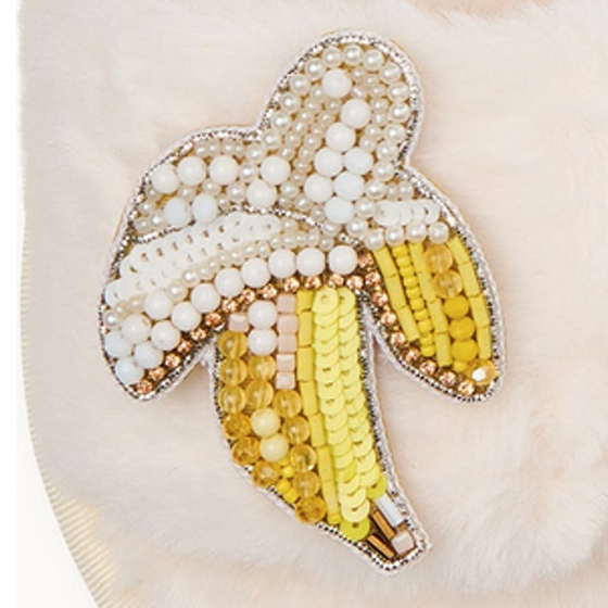 By Vivi. Brosche BANANE- für Slipper, Kleidung, Taschen und mehr - gelb-weiß