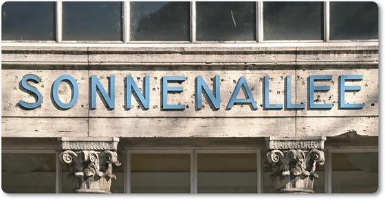 S-Bahnhof Sonnenallee Kühlschrankmagnet - hellblaue Lettern über dem Eingang eines Steingebäudes mit extravaganten Verzierungen