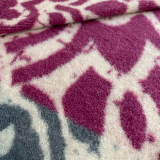 Spirit of OM Kuscheldecke beere