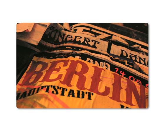 Foto von typischen Berliner Plakatresten mit den Schriftzug Berliner Hauptstadt. 