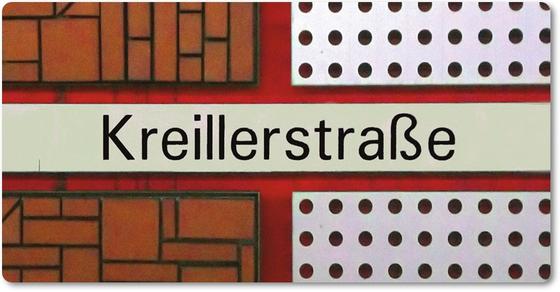 U-Bahnhof Kreillerstraße Kühlschrankmagnet - schwarze Schrift auf weißem Schild, welches Teil eines roten Kreuzes ist, vor zweigeteiltem Hintergrund mit schwarz-weißen Punkten und rot-braunem Backsteinmuster