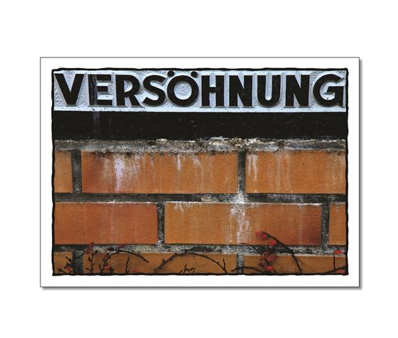 Klassische Postkarte - An einer Backsteinwand heangt ein Schild mit der Aufschrift: Versoehnung.